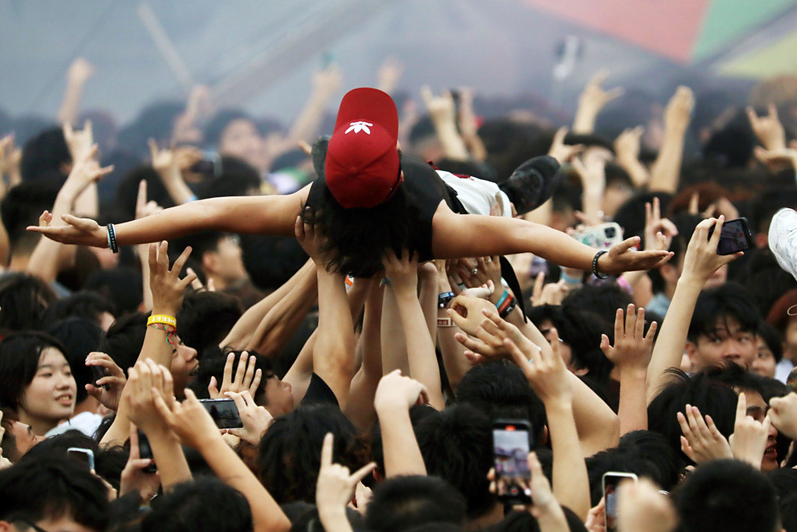 团体比赛掀起高潮观众热烈欢呼的简单介绍 团体比赛掀起高潮观众热烈欢呼的简单介绍