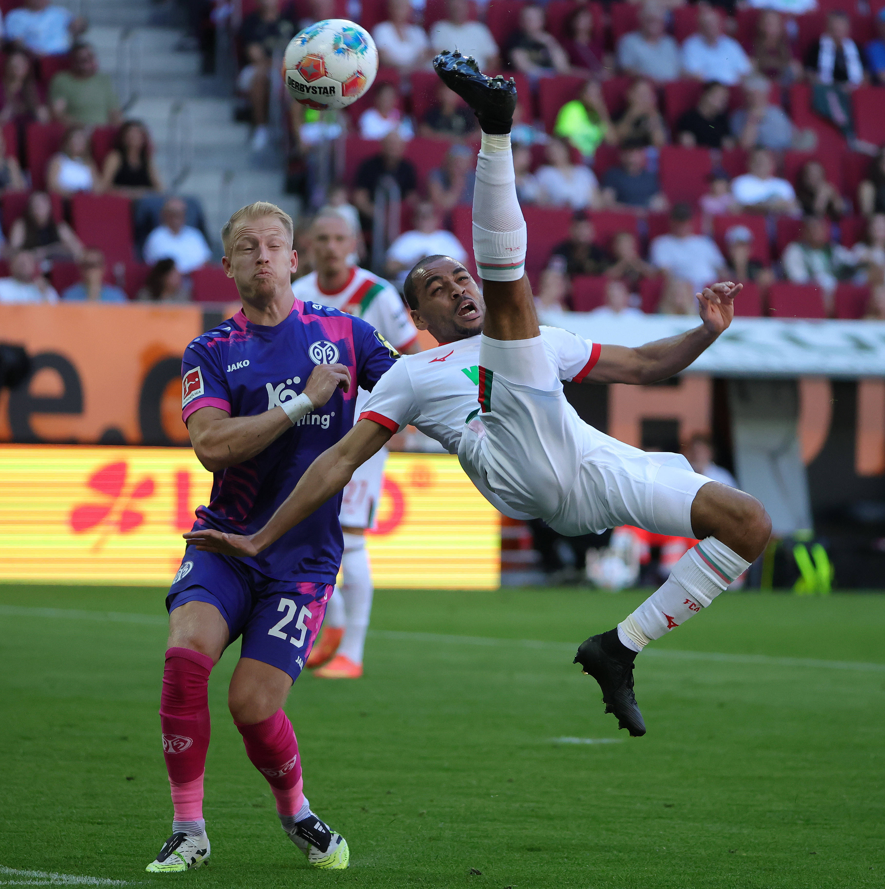 包含奥格斯堡队士气高涨欲继续胜利的词条