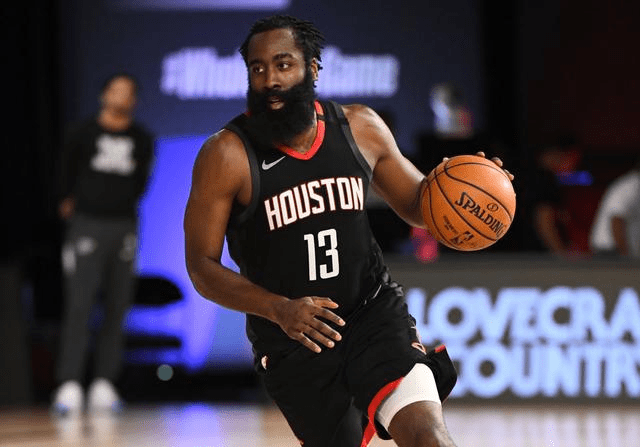 包含弗赖堡惊险获胜，豪取三分实现反超的词条