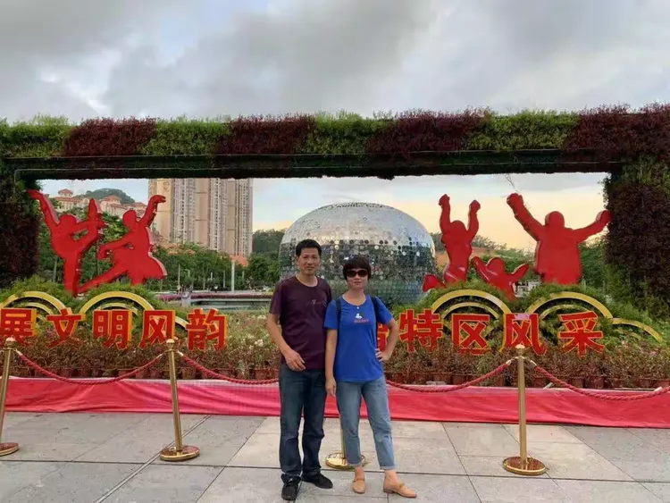 澳芬堡球员赛后庆祝，喜悦洋溢的简单介绍