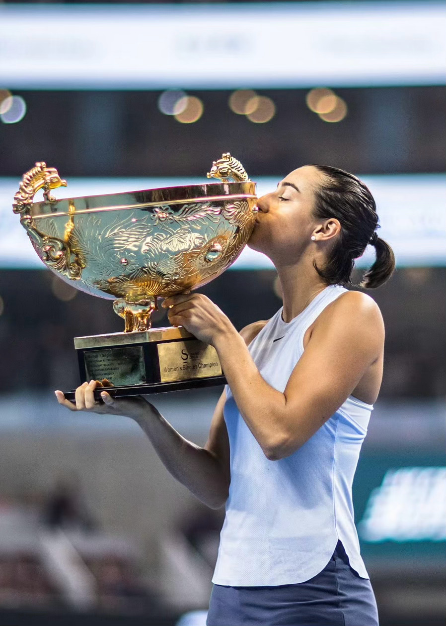 卢森堡女子举重选手刷新世界纪录