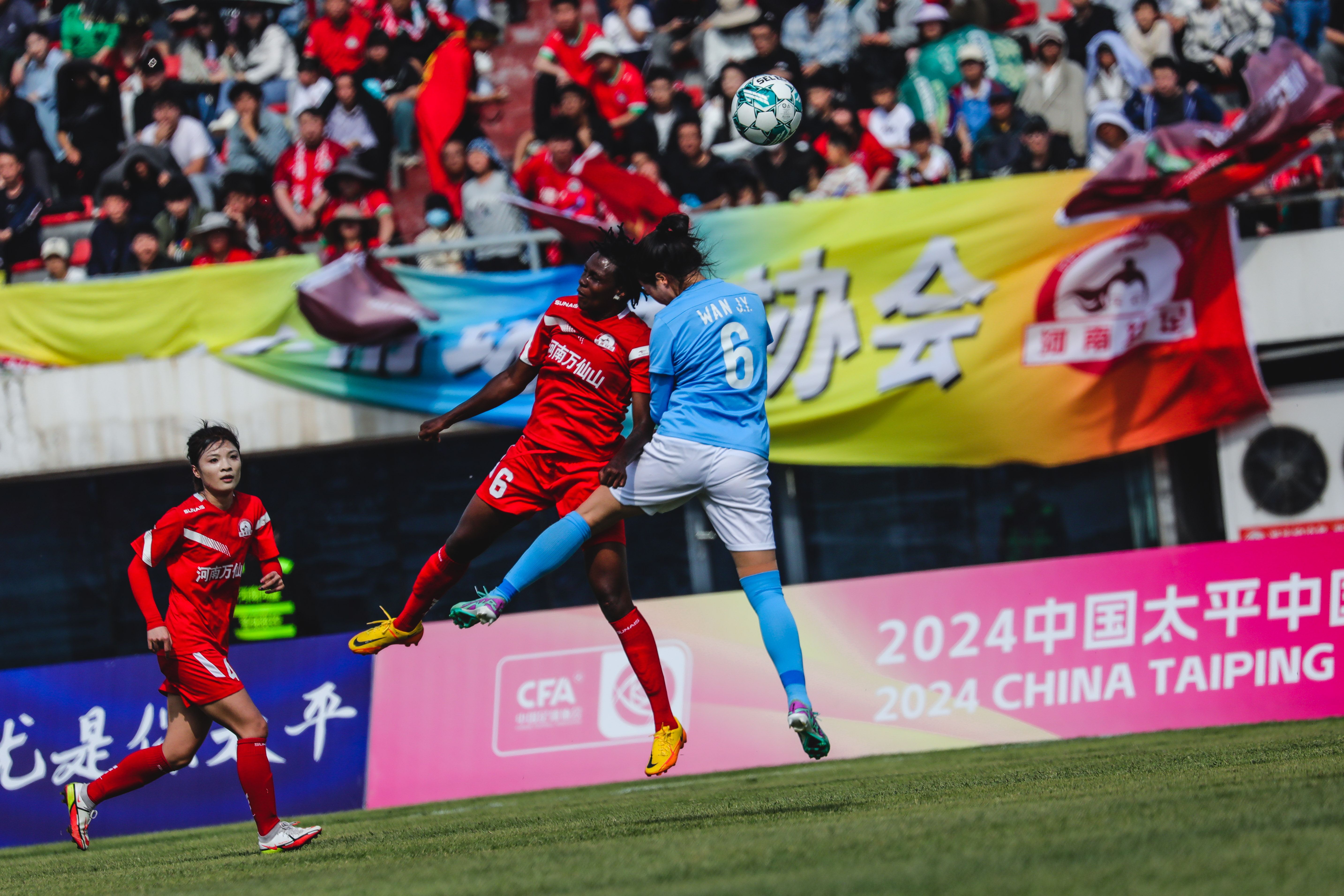 足球赛场上精彩表现引发观众热烈反响