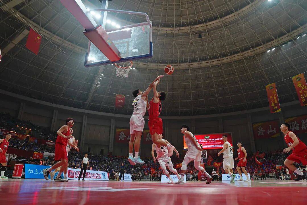 对阵双方将在球场上进行激烈拼搏 对阵双方将在球场上进行激烈拼搏