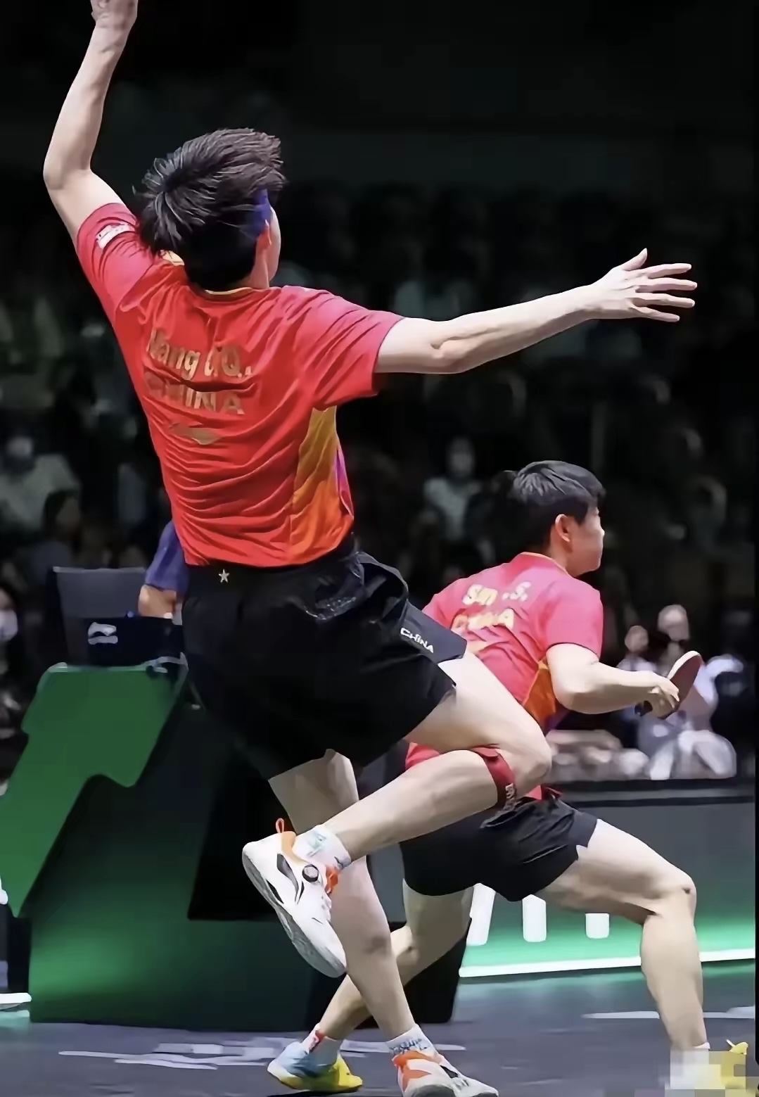 赛场上球员身姿矫健，运球过程流畅自如