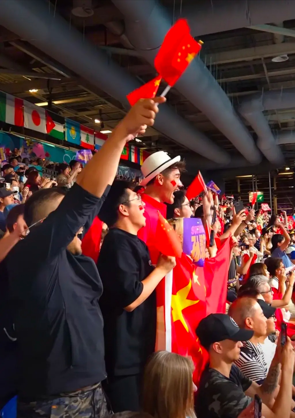 体育巨头公开互动，球迷热议不断的简单介绍