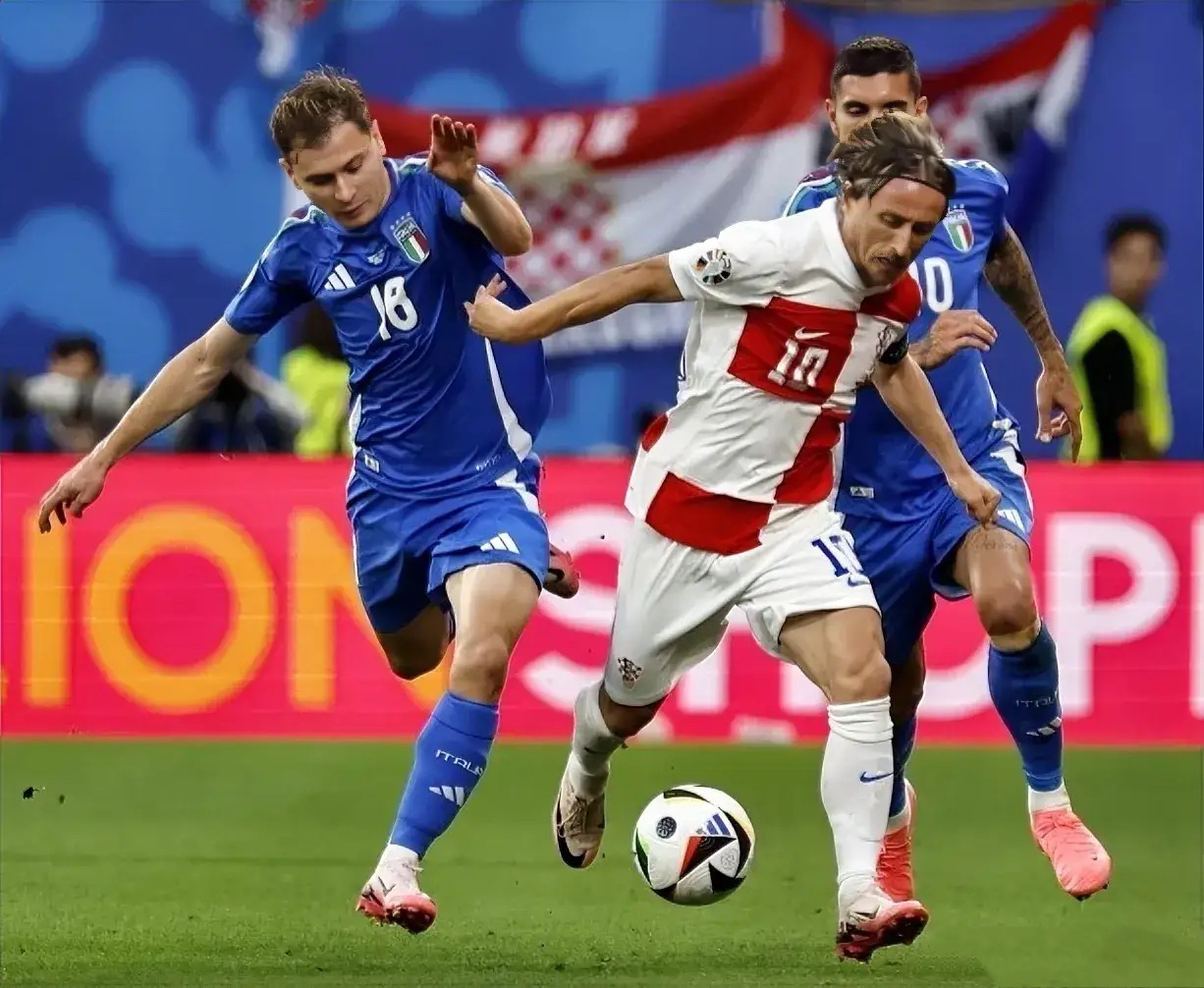 阿尔巴尼亚队奋勇拼杀,突围获胜 阿尔巴尼亚队奋勇拼杀,突围获胜