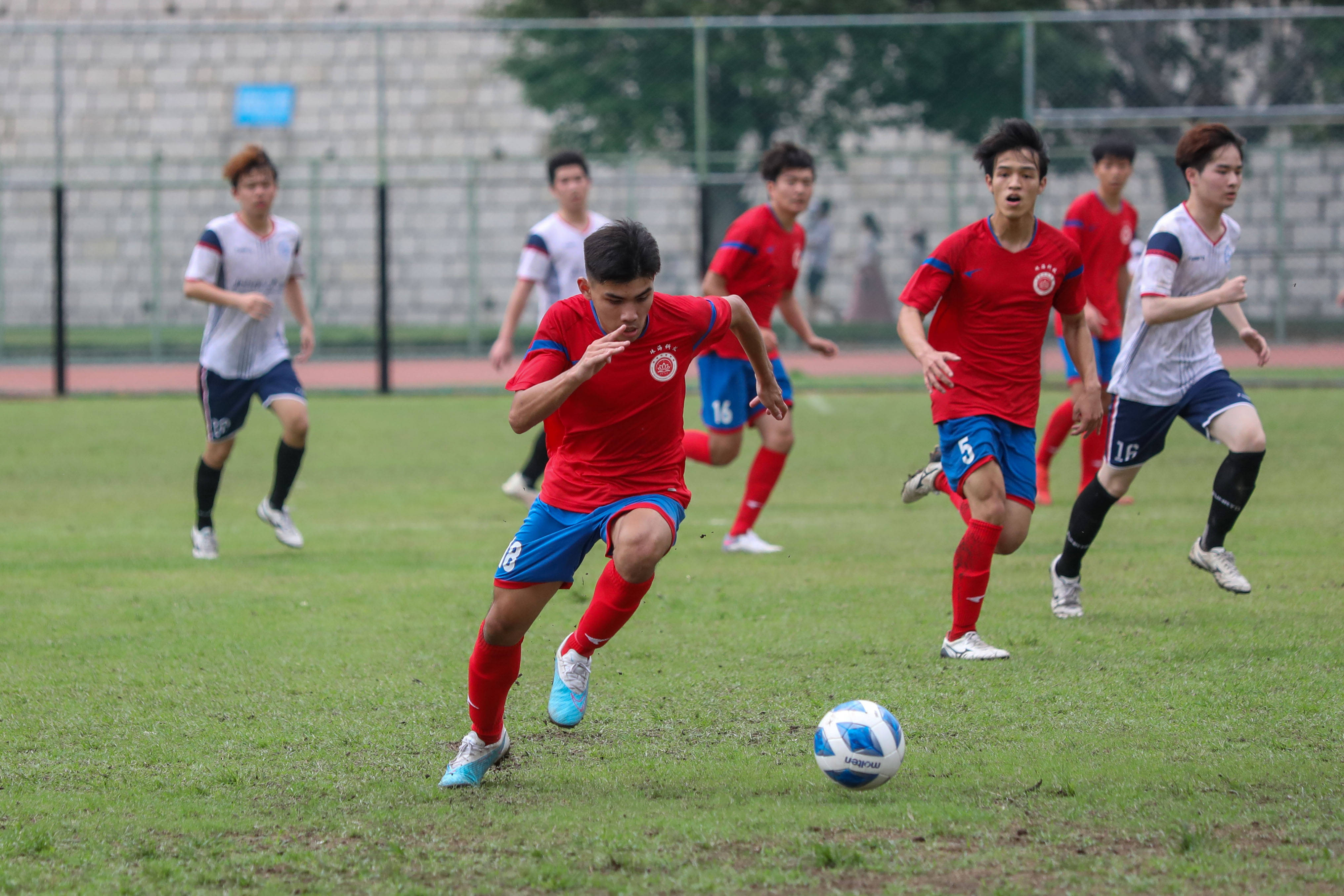 足球场上球队顽强拼搏,全力以赴争夺冠军 足球场上球队顽强拼搏,全力以赴争夺冠军