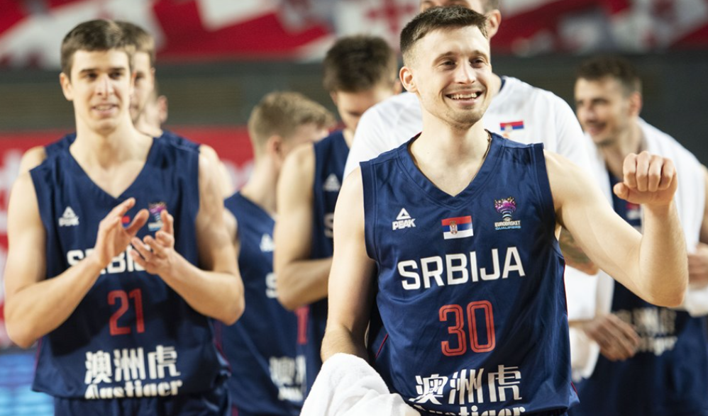 雄鹿鏖战塞尔维亚男篮，莫兰特送出助攻
