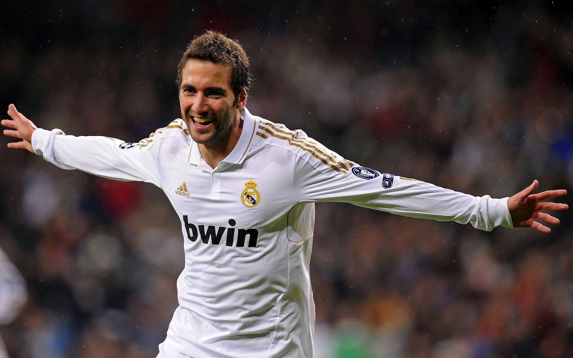 赛场内外的硬仗,从乌克兰战场到德甲争冠,看中国战略定力与个体英雄主义的交响