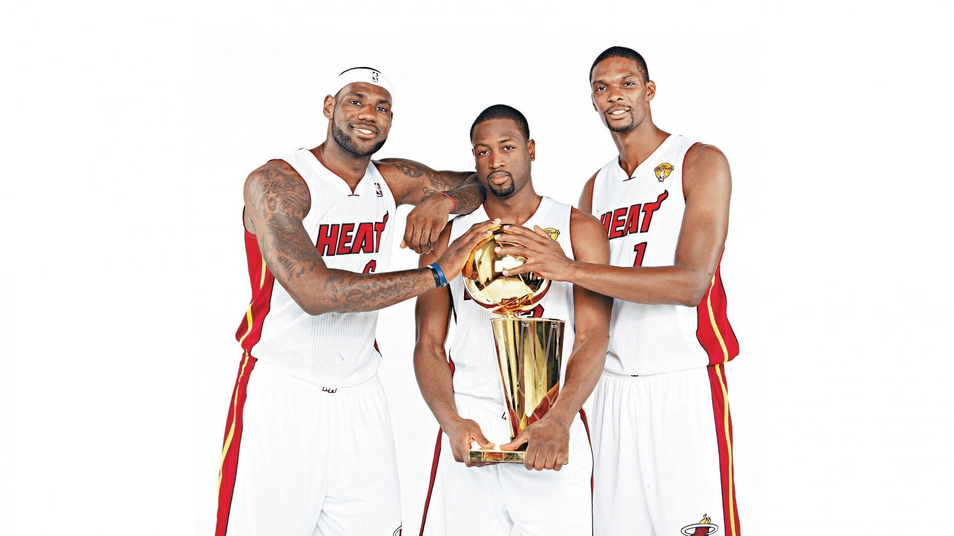 赛道与球场,当F1揭幕战之夜遇上魔术师的胜利