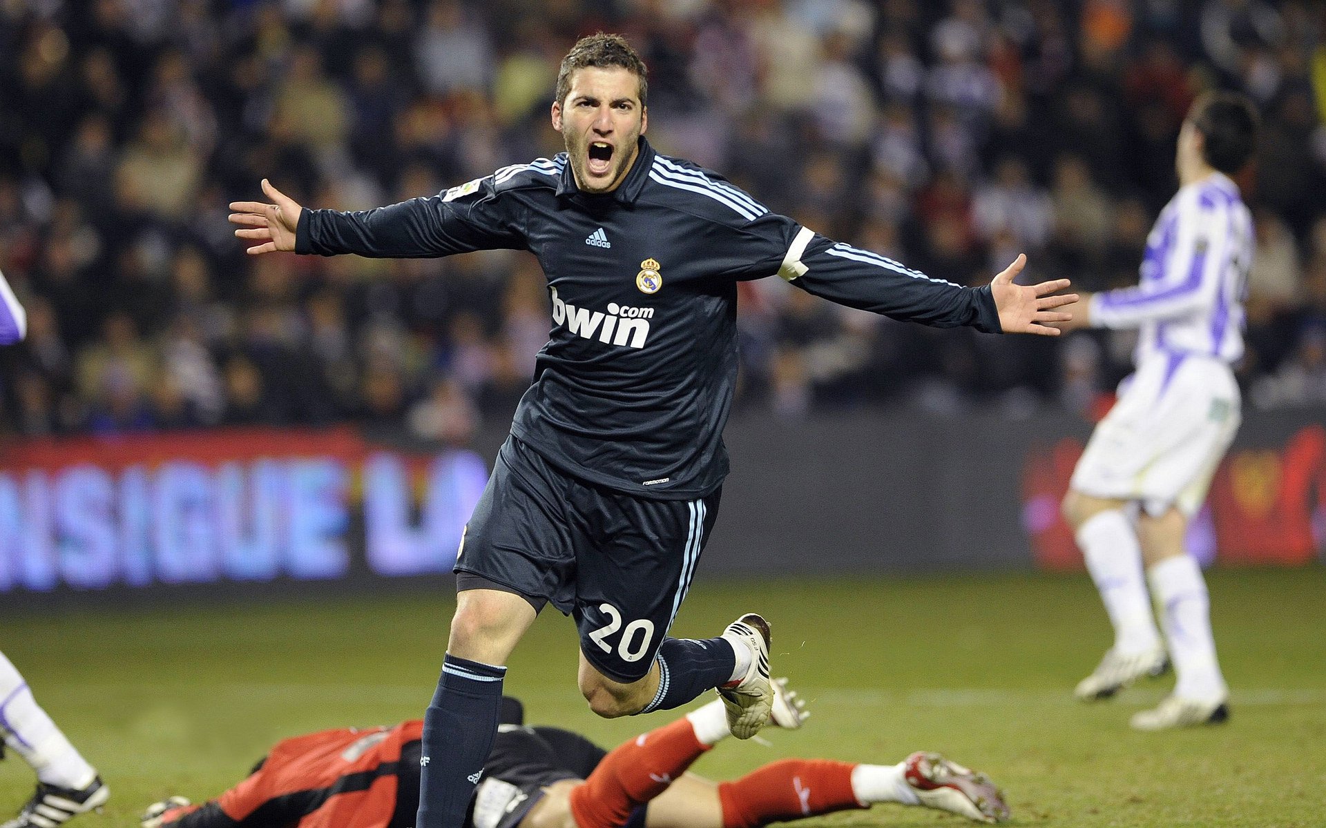 红白交响曲，萨拉赫统治下的阿森纳险胜荷兰军团