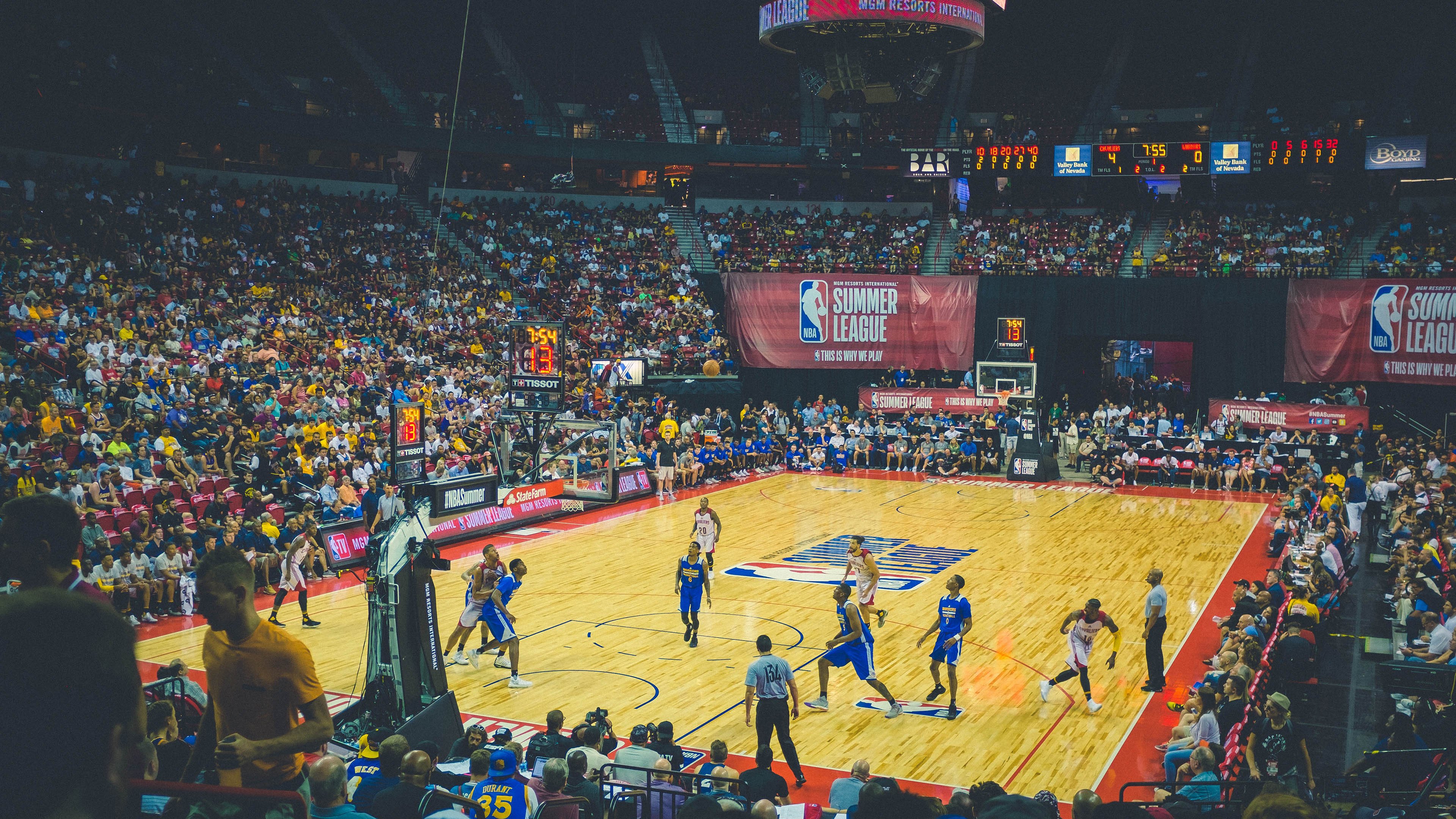 赛道与球场,双线战场上的生死时速